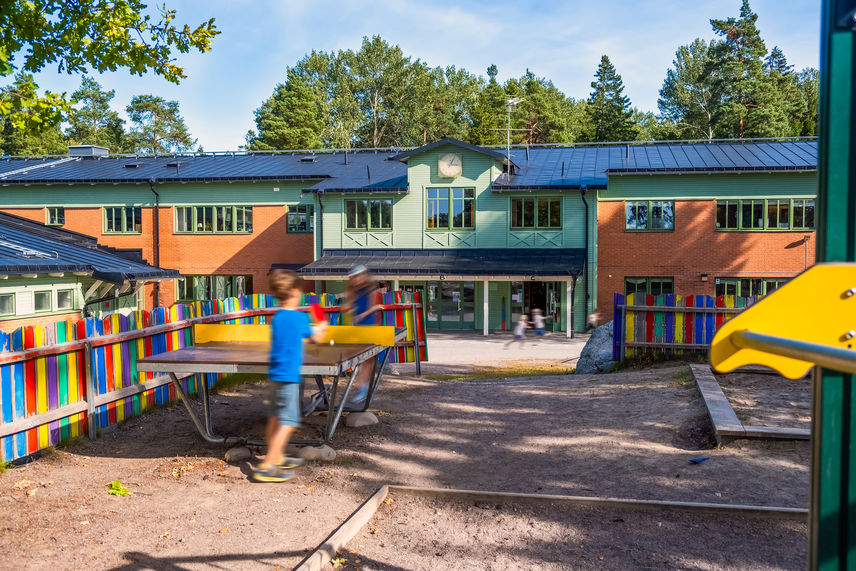 Hemmestaskolan skolgård och fasad