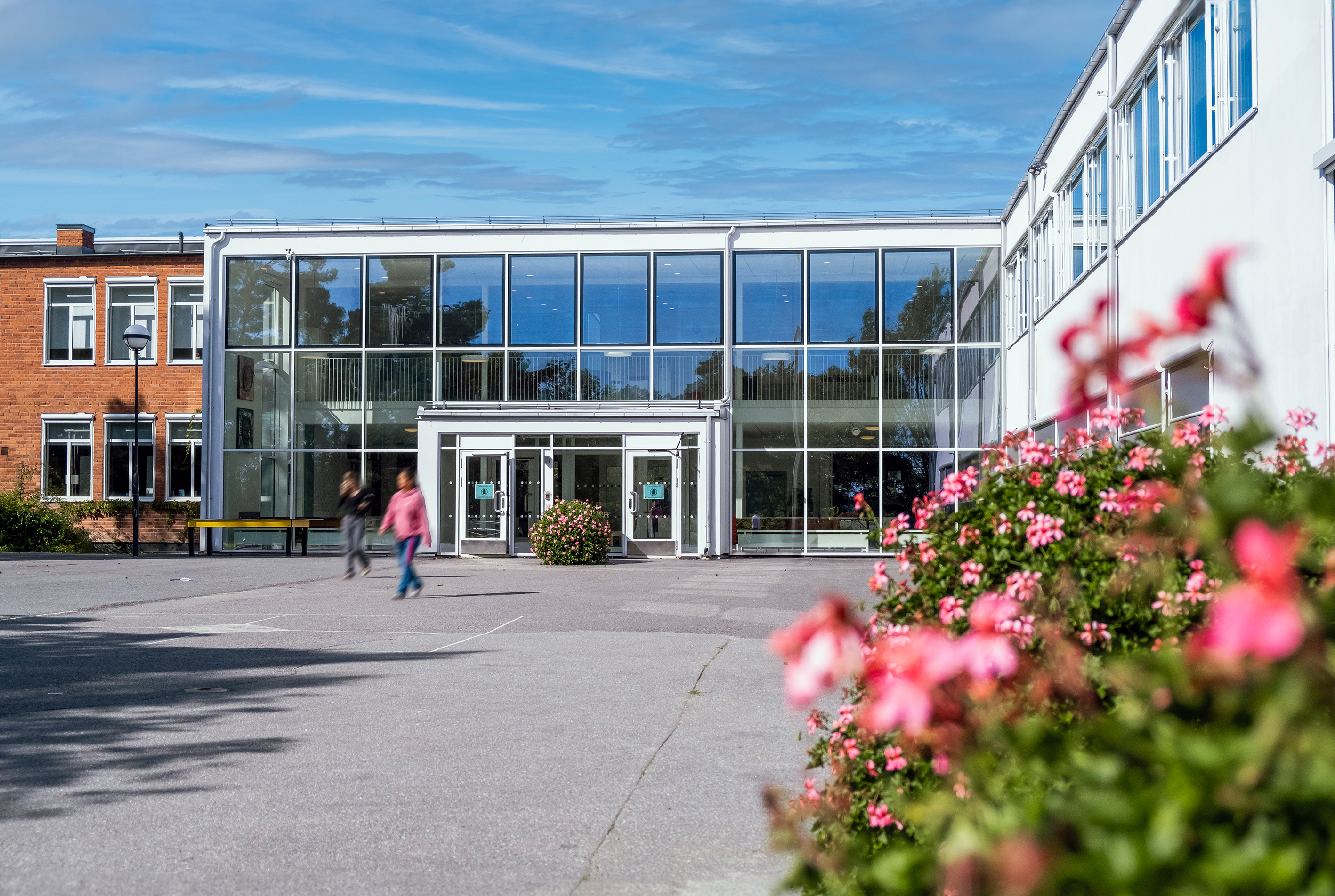 Kvarnbergsskolan fasad med blommor i förgrunden 