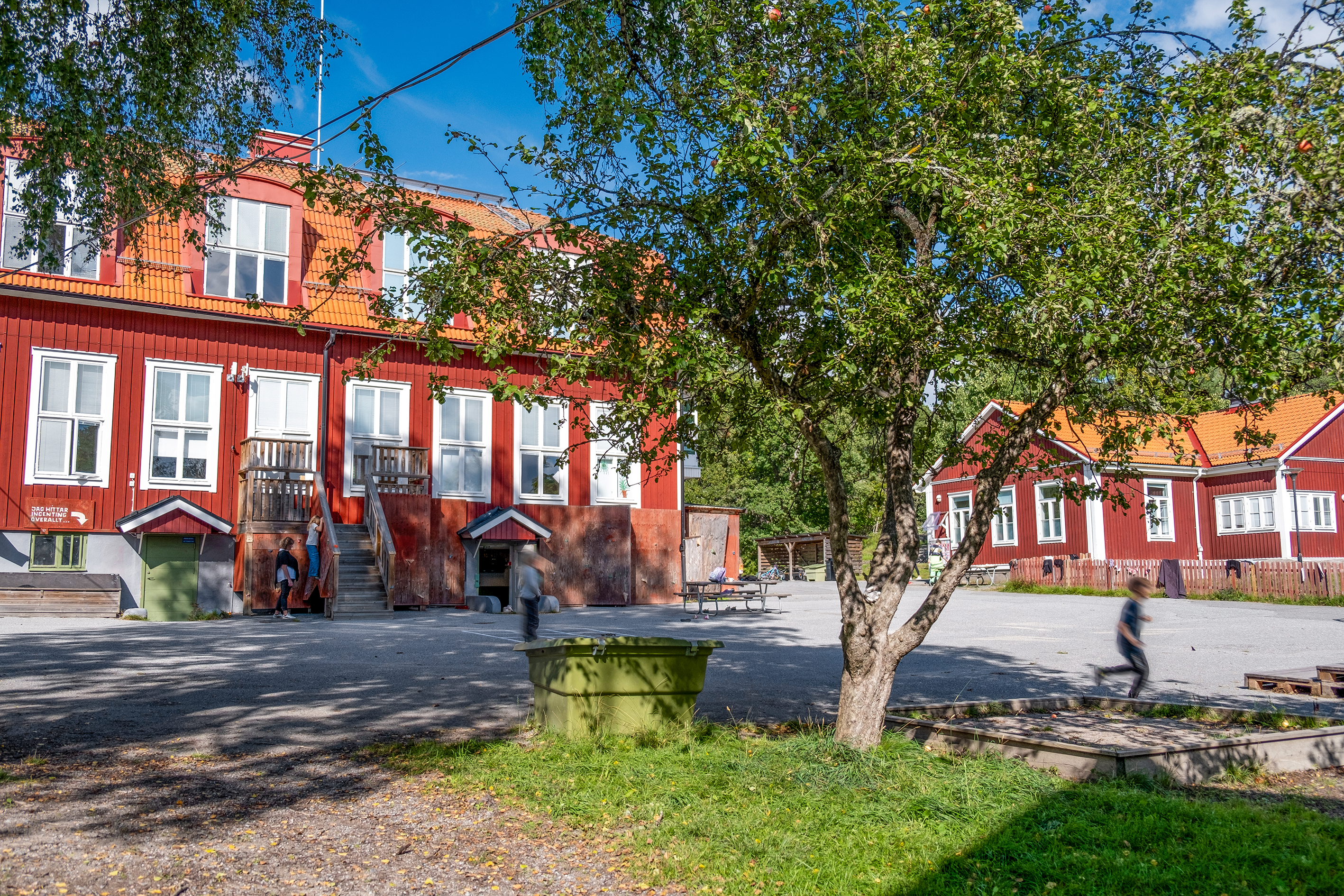 Kyrkskolan skolgård och fasad