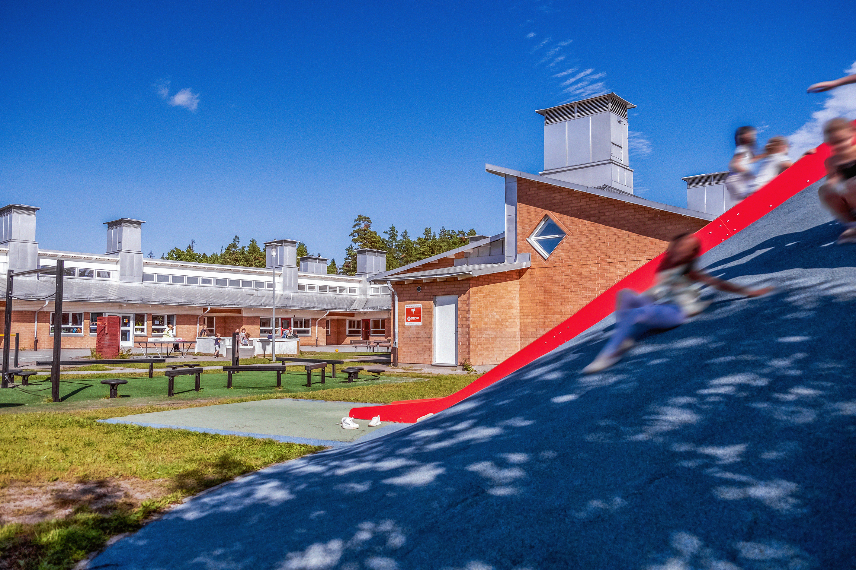 Ösbyskolans skolgård och fasad