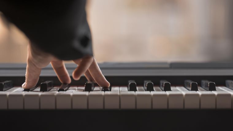 En hand på ett piano