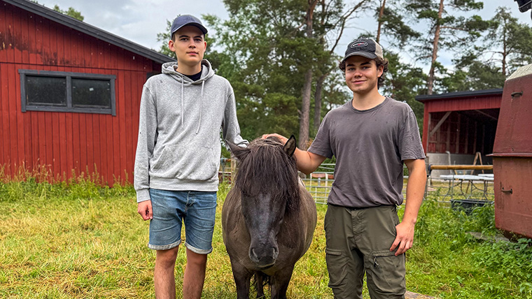 Sommarjobbarna Malte Bergendahl och Örn Eirfjell 