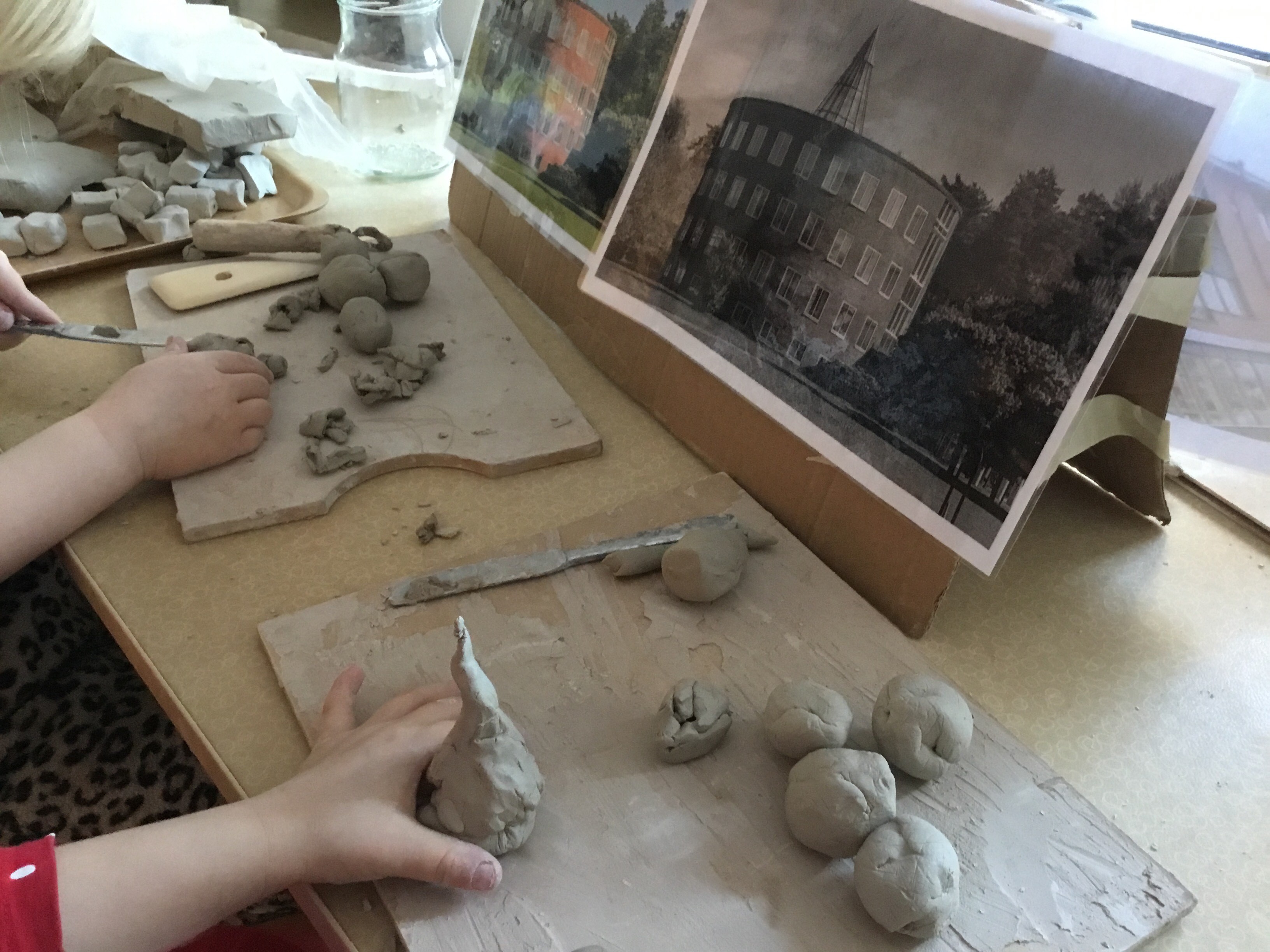 Barn leker med lera