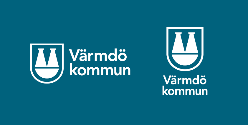 Värmdö kommuns logotyp i liggande respektive stående version i vitt utförande mot blågrön bakgrund.