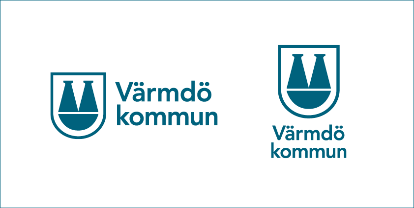 Värmdö kommuns logotyp i liggande respektive stående version i blågrönt utförande.