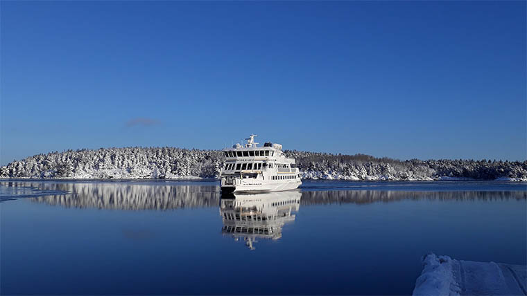 En färja på spegelblank vatten. Foto: Birgitta Jansson