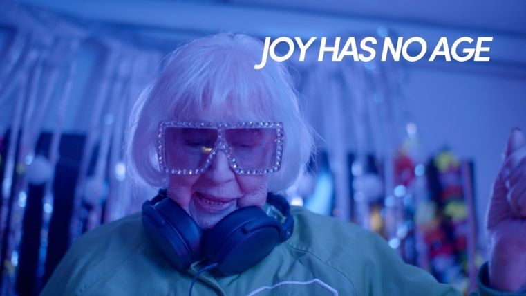 En äldre person och texten "Joy has no age"