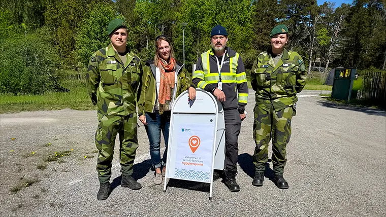 Amfibiepersonal, skärgårdsutvecklare Anna Gabrielsson och säkerhetssamordnare Johan Berglind.