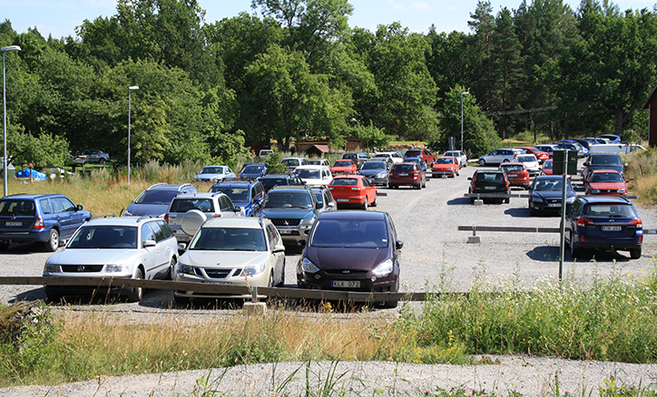 Ca 40-50 bilar står på Sollenkroka parkering.