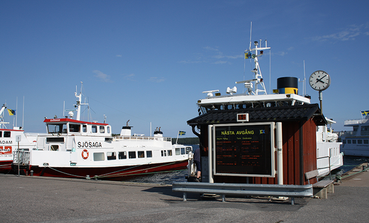 En informationsskylt om aktuella avgångar från Stavsnäs vinterhamn står på kajen.