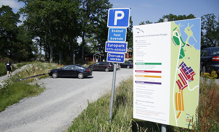 En stor skylt med en karta på vid infarten till parkeringen vid Sollenkroka brygga.