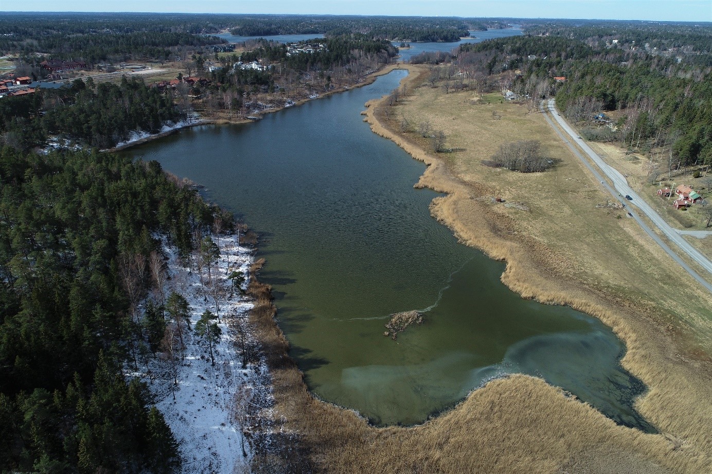 En flygbild över ett område bestående av vatten och land.