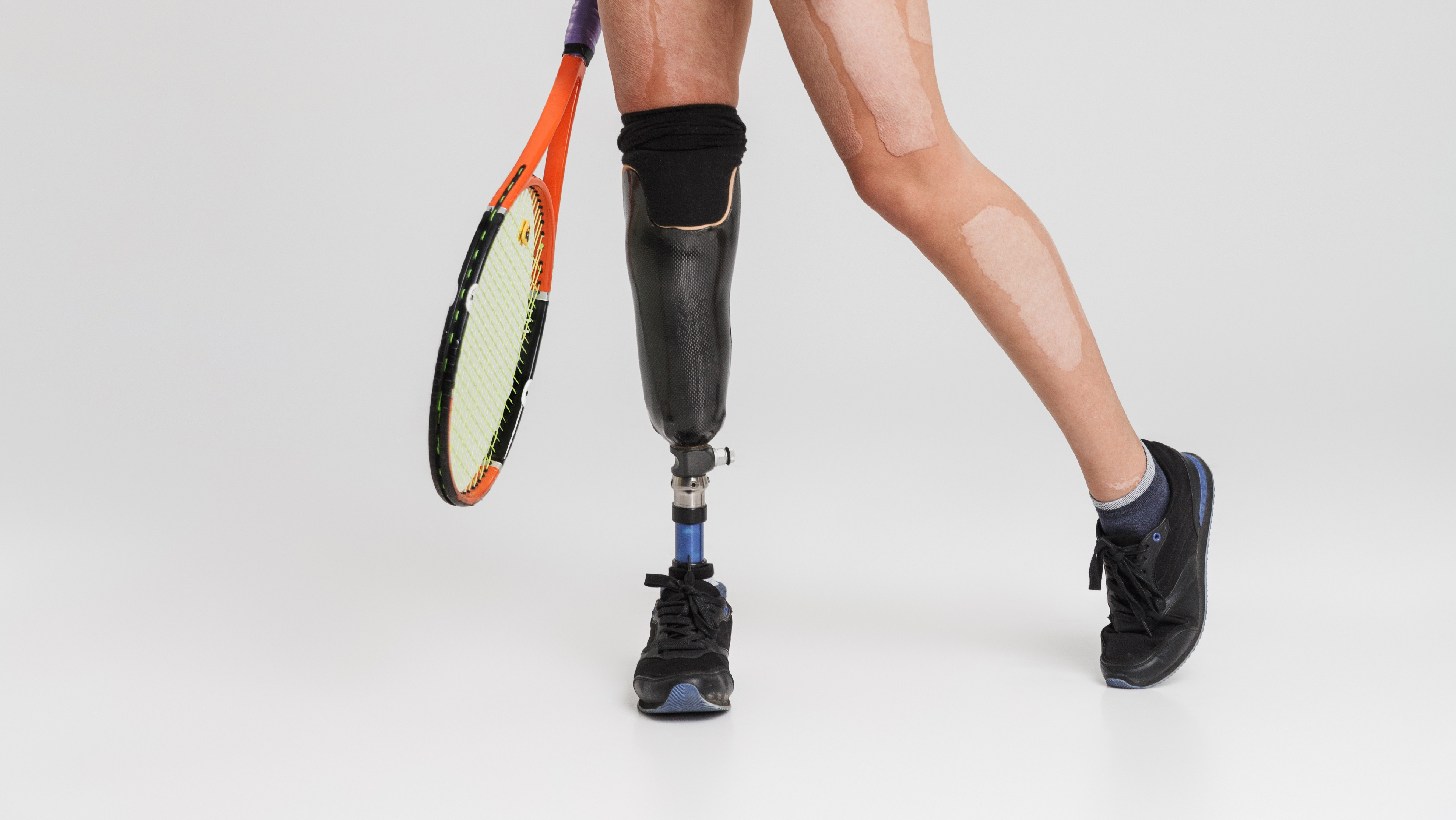Tennisspelare med artificiellt ben