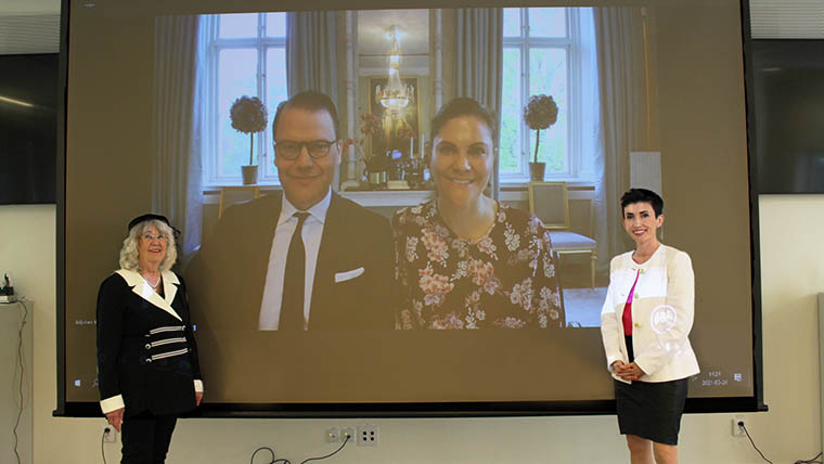 Kronprinsessan Victoria och Prins Daniel har ett digitalt möte med kommunstyrelsens ordförande Deshira Flankör och Värmdöbon Margita Åberg-Palosvirta