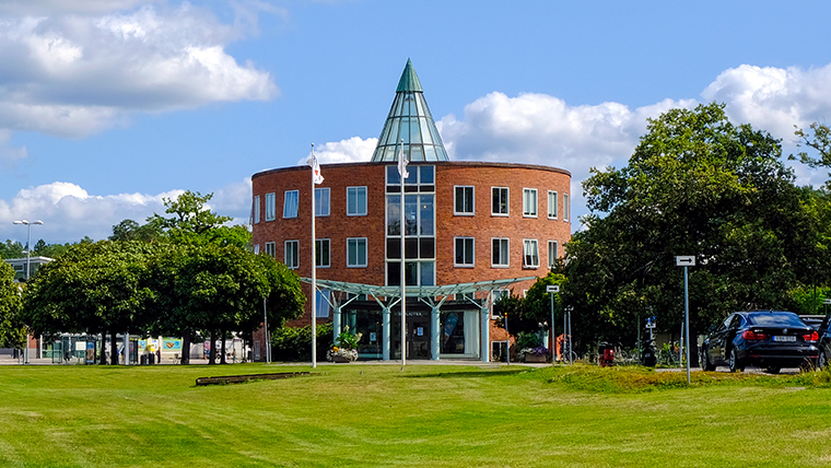 En rund tegelbyggnad i Gustavsbergs centrum på Värmdö. 