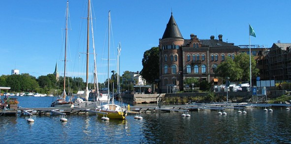 Bild på hamnen med båtar och bebyggelse.