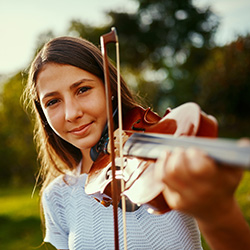 Tjej spelar violin.