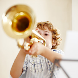 Barn spelar trumpet.