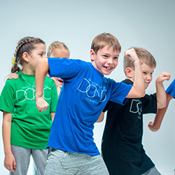 Ett gäng elever dansar.