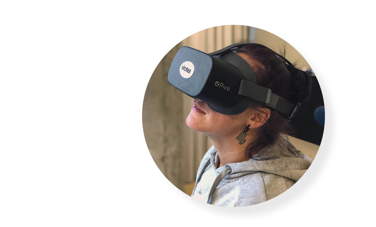 En kvinna använder VR-glasögon.
