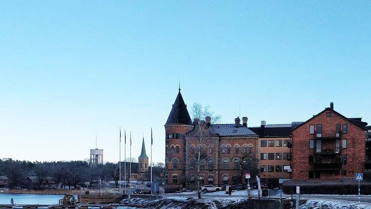 Foto på Gustavsbergs hamn med Tornhuset i centrum