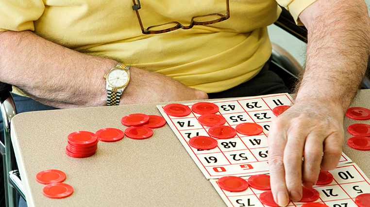 Äldre man spelar bingo